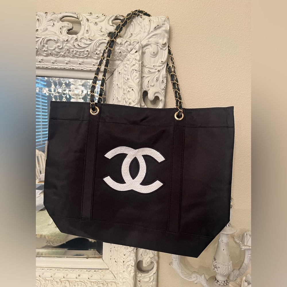 CHANEL VIP Tote Bag - Picture 2 of 8